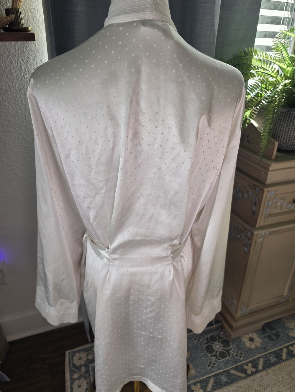 Vintage Robe - Picture 2 of 4